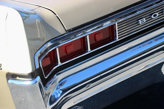 Pontiac Bonneville 16 of 30