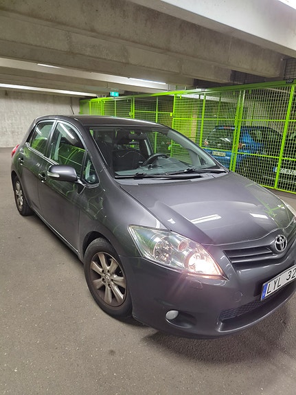 Toyota Auris 2 of 7