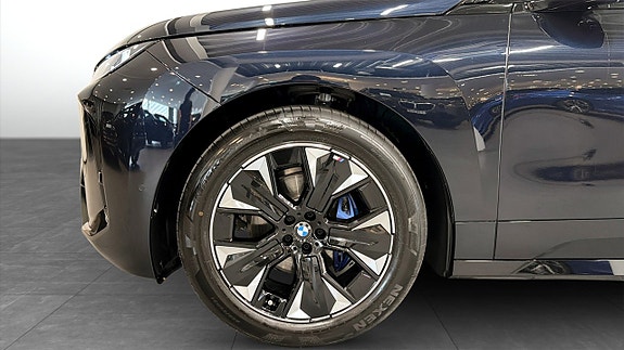 BMW iX 9 of 16