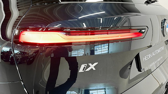 BMW iX 12 of 16