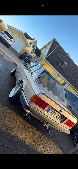 BMW 325i 2 of 11