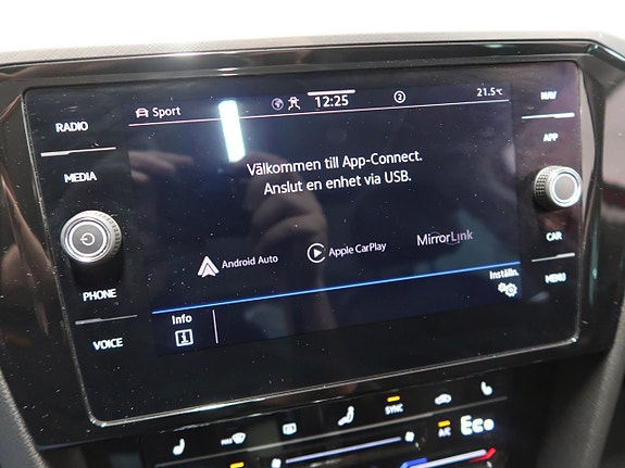 Volkswagen Passat 24 of 30