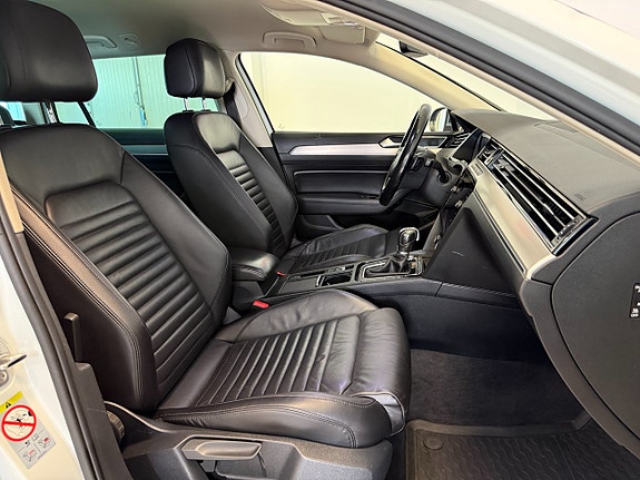 Volkswagen Passat Alltrack 10 of 15