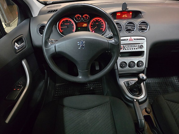 Peugeot 308 SW 7 of 8