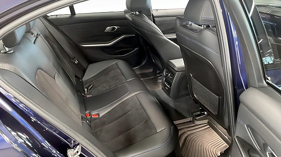 BMW 330e 5 of 8