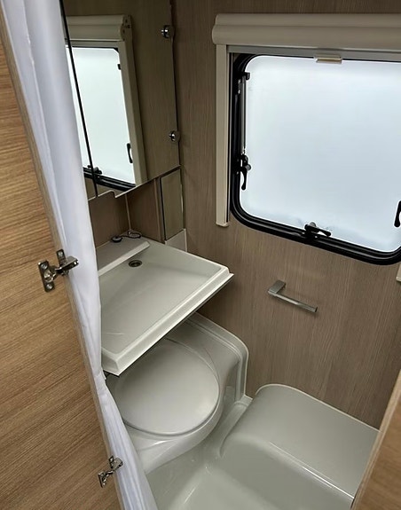 Adria Adora 542UL 15 of 16