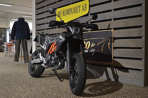 KTM 690 SMC R 2 of 6