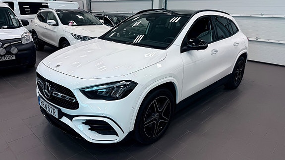 Mercedes-Benz GLA200 3 of 26