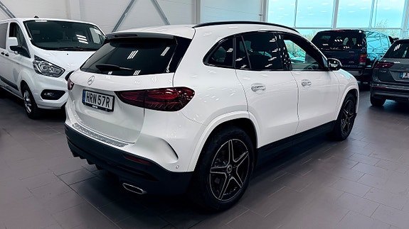 Mercedes-Benz GLA200 4 of 26