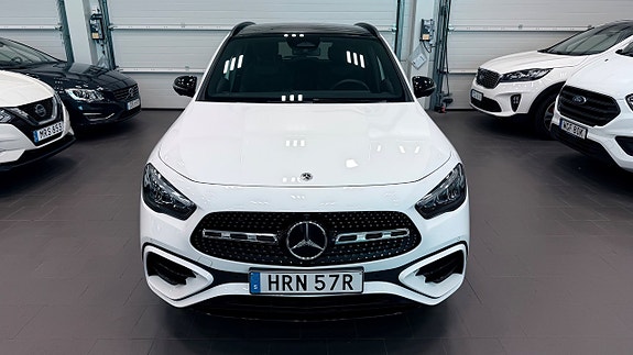 Mercedes-Benz GLA200 2 of 26
