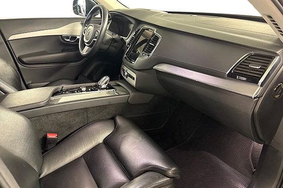 Volvo XC90 10 of 21