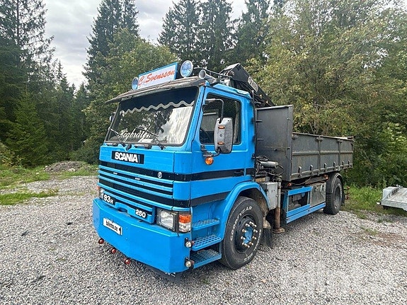 Tippbil med kran SCANIA P93HL 250 4X246