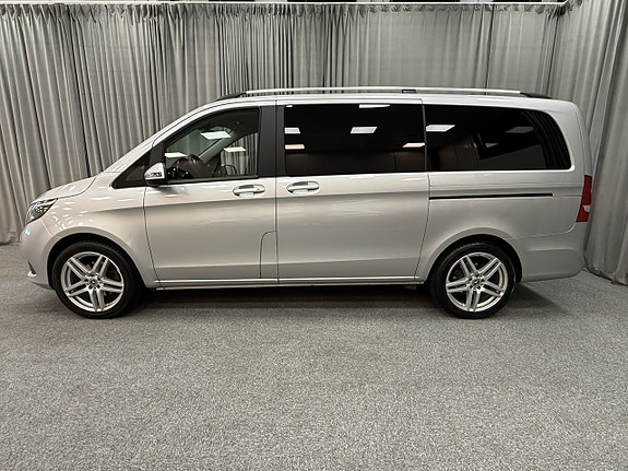 Mercedes-Benz V220 2 of 13
