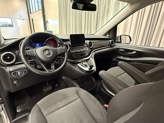 Mercedes-Benz V220 10 of 13