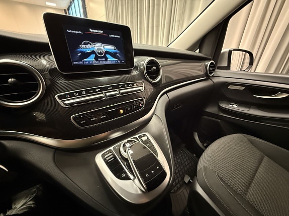 Mercedes-Benz V220 11 of 13