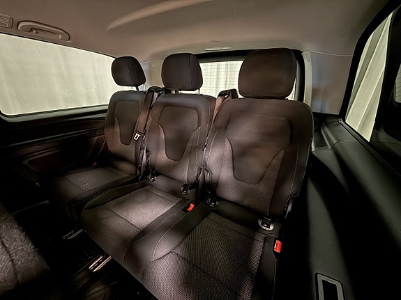 Mercedes-Benz V220 9 of 13