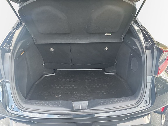 Toyota C-HR 10 of 16