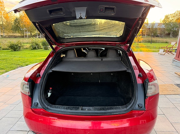 Tesla Model S 18 of 21