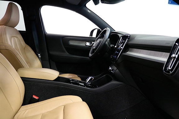 Volvo XC40 8 of 25