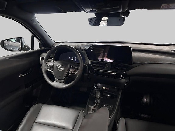 Lexus UX300h 10 of 17