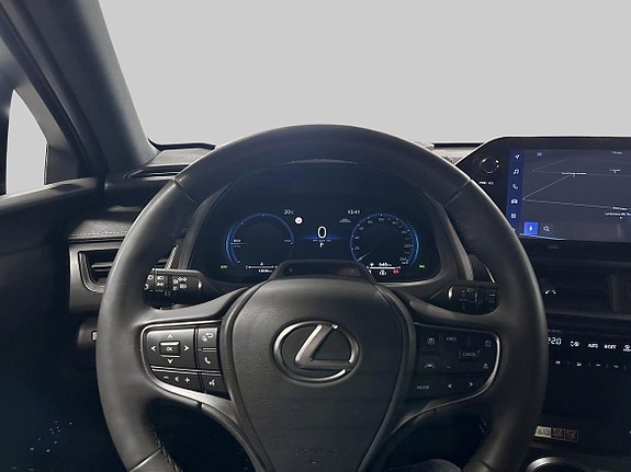 Lexus UX300h 13 of 17