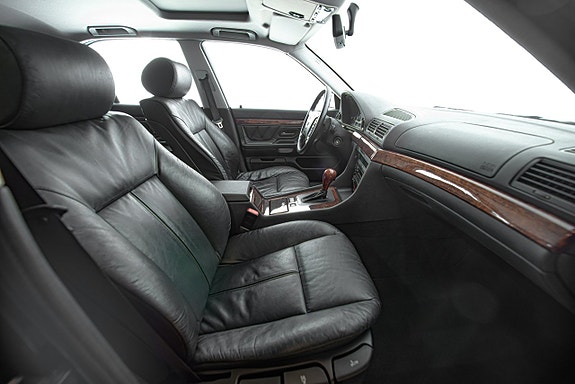 BMW 728i 17 of 28