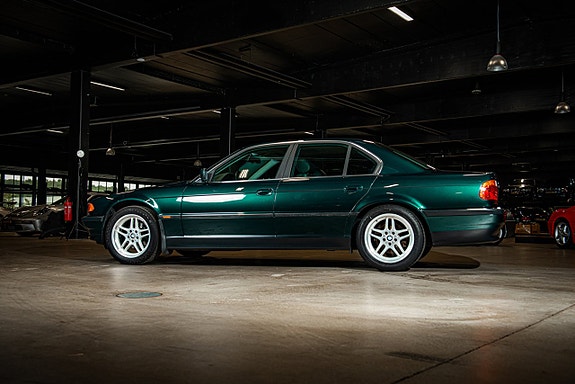 BMW 728i 4 of 28