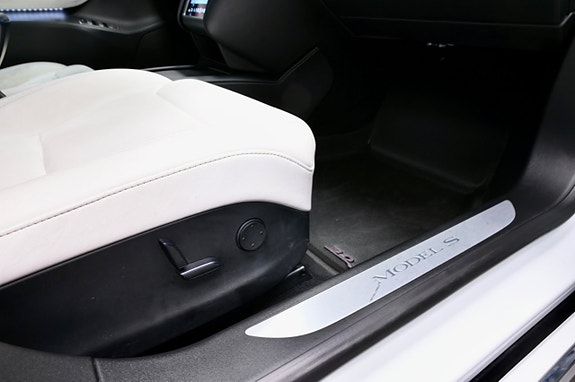 Tesla Model S 15 of 27