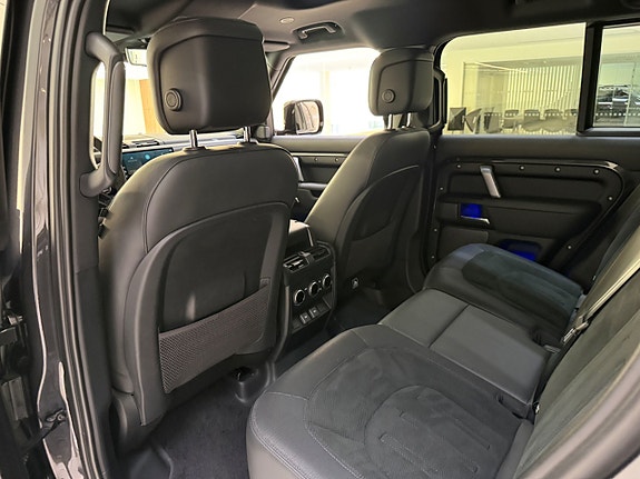 Land Rover Defender 110 19 of 27