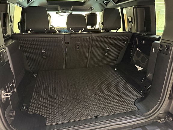 Land Rover Defender 110 25 of 27