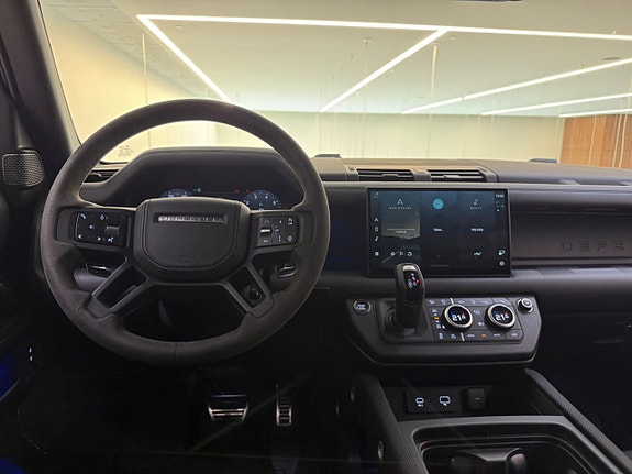 Land Rover Defender 110 13 of 27