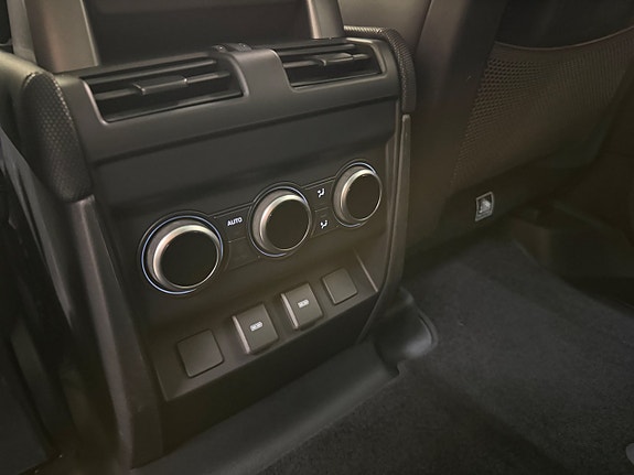 Land Rover Defender 110 21 of 27