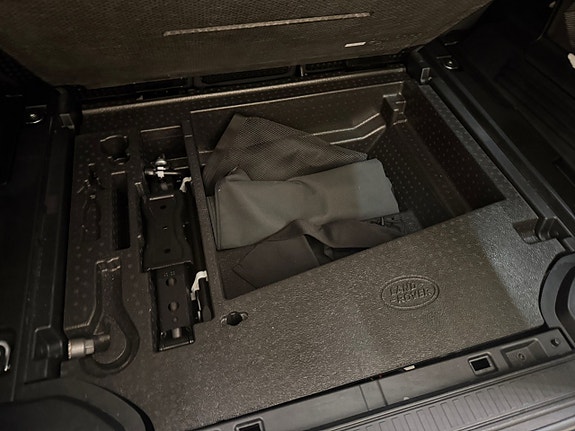 Land Rover Defender 110 26 of 27