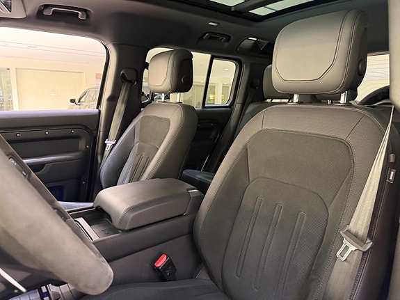 Land Rover Defender 110 10 of 27