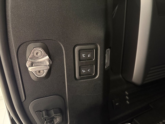 Land Rover Defender 110 27 of 27