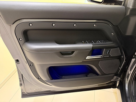 Land Rover Defender 110 11 of 27