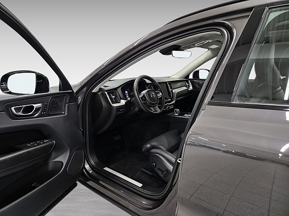 Volvo XC60 12 of 16