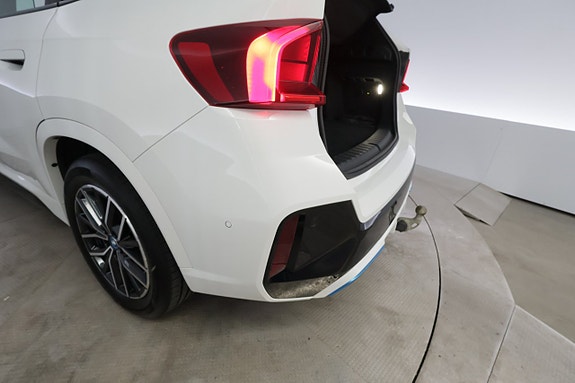 BMW iX1 7 of 30