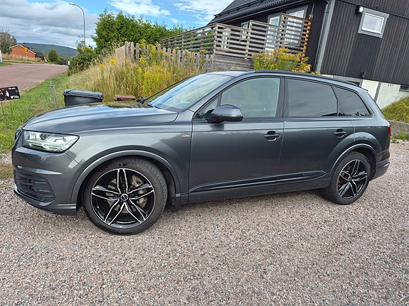 Audi Q7 2 of 10