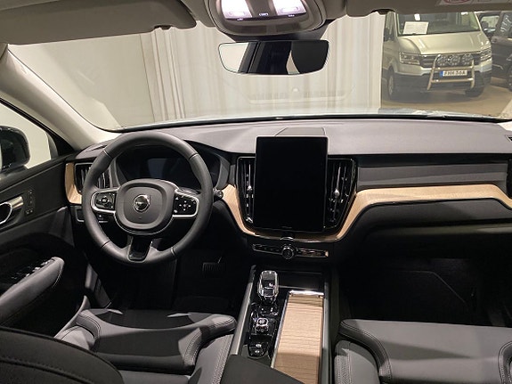 Volvo XC60 2 of 23