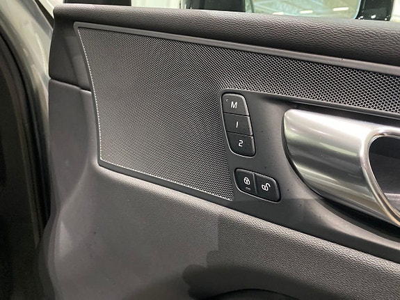 Volvo XC60 13 of 23