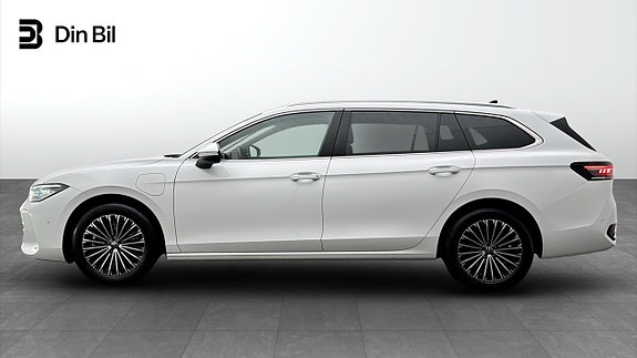Volkswagen Passat 2 of 19