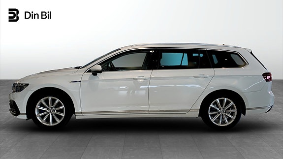 Volkswagen Passat 2 of 17