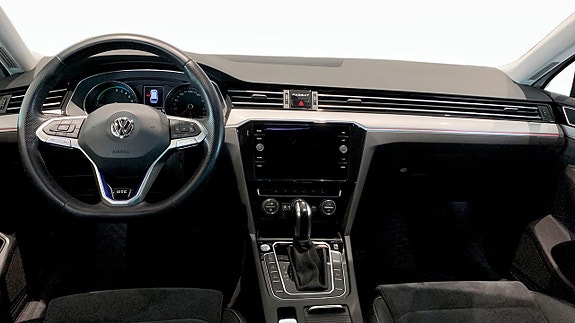 Volkswagen Passat 10 of 17
