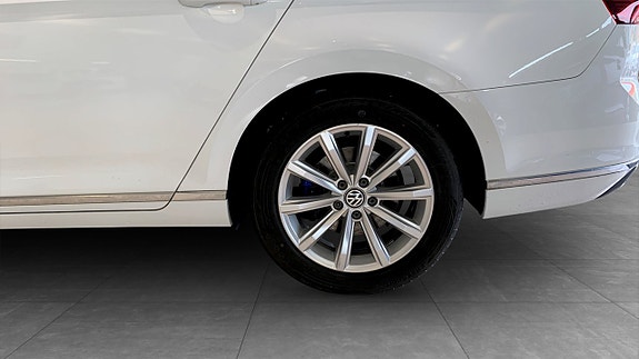 Volkswagen Passat 6 of 17