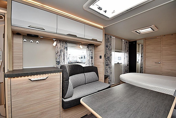 Knaus 650 PXB Südwind, Queenbed 8 of 27