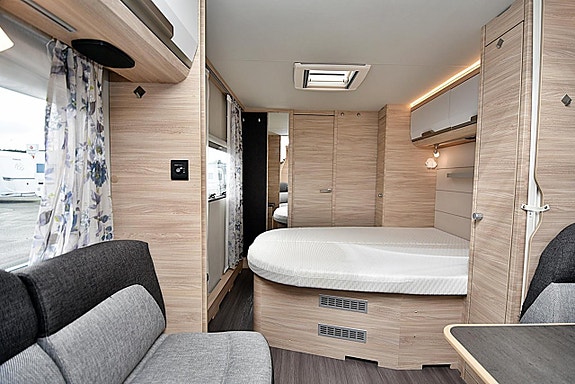 Knaus 650 PXB Südwind, Queenbed 10 of 27