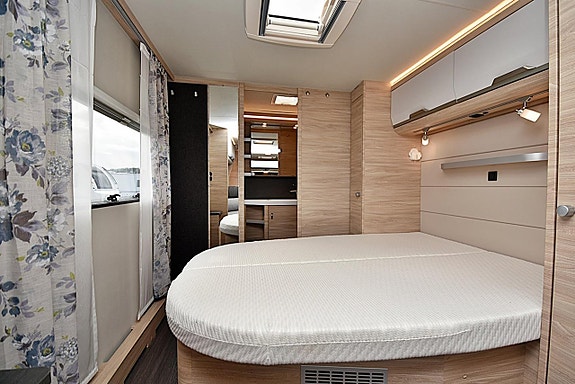 Knaus 650 PXB Südwind, Queenbed 11 of 27