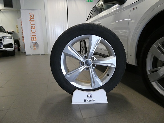 Audi Q5 2 of 24
