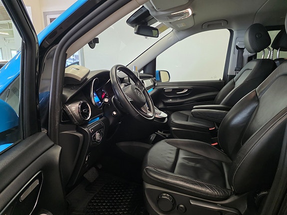 Mercedes-Benz V250 4 of 12